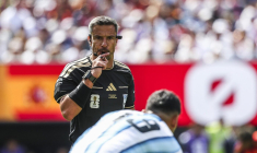 L’arbitre de la finale entre l’Espagne et l’Argentine range définitivement ses cartons