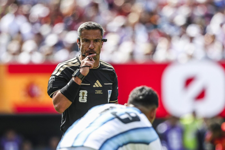 L’arbitre de la finale entre l’Espagne et l’Argentine range définitivement ses cartons