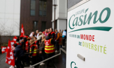 Les employés des casinos manifestent au siège du Groupe Casino à Vitry-sur-Seine, près de Paris