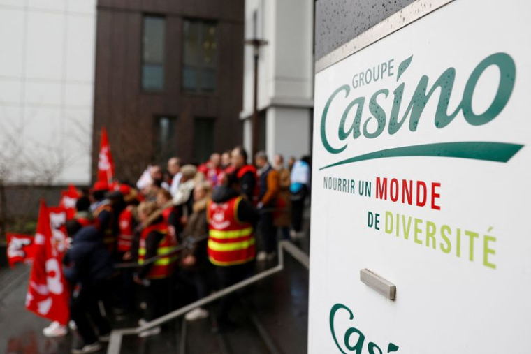 Les employés des casinos manifestent au siège du Groupe Casino à Vitry-sur-Seine, près de Paris