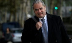 L'ancien chef de l'Office central pour la répression du trafic illicite des stupéfiants (Ocrtis), François Thierry, arrive au tribunal de Lyon pour l'ouverture de son procès le 23 septembre 2024 ( AFP / JEFF PACHOUD )