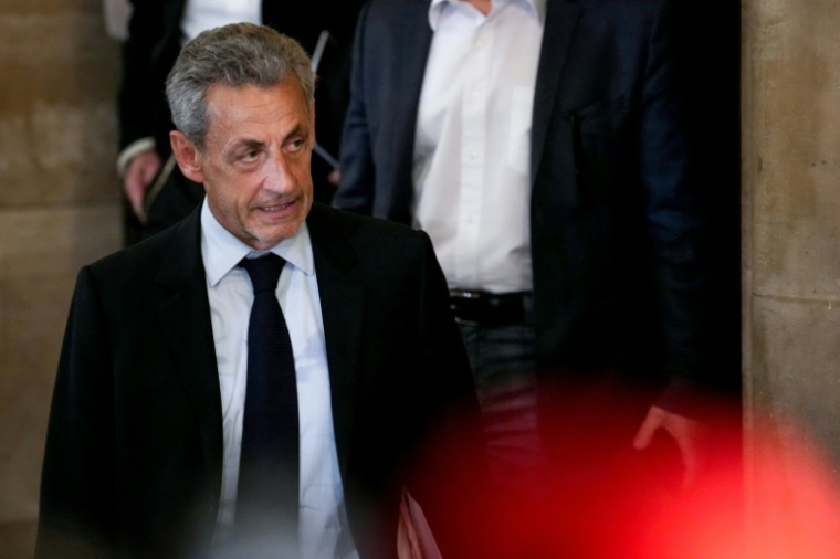 L'ancien président Nicolas Sarkozy quitte la salle d'audience du Palais de Justice après que le parquet a requis une peine de sept ans de prison à son encontre lors de son procès en appel dans le financement libyen, le 13 mai 2026 à Paris ( AFP / Dimitar DILKOFF )