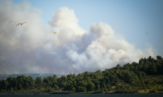 Des Canadair se dirigent vers un incendie près de Sigean, dans l'Aude, le 26 juillet 2025 ( AFP / Matthieu RONDEL )