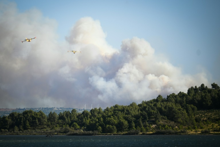 Des Canadair se dirigent vers un incendie près de Sigean, dans l'Aude, le 26 juillet 2025 ( AFP / Matthieu RONDEL )
