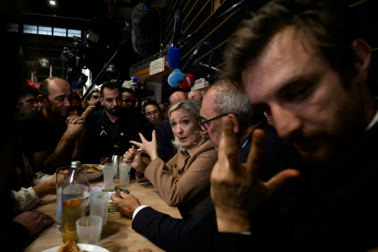 Marine Le Pen, candidate du RN à la présidentielle, parle avec des exposants lors de sa visite au Sommet de l'élevage à Cournon-d'Auvergne, le 7 octobre 2026 dans le Puy-de-Dôme ( AFP / JEFF PACHOUD )