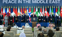 Le président américain Donald Trump (C) s'exprime lors du sommet  sur Gaza à Charm el-Cheikh en Egypte, le 13 octobre 2025  ( AFP / SAUL LOEB )
