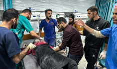 Des médecins s'occupent d'un blessé après une attaque israélienne à l'hôpital Kamal Adwan à Beit Lahia dans le nord de la bande de Gaza, le 21 novembre 2024 ( AFP / - )