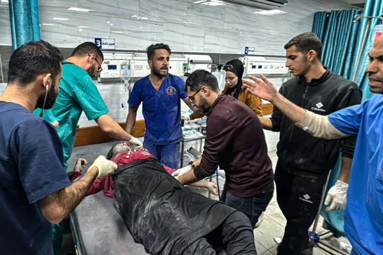 Des médecins s'occupent d'un blessé après une attaque israélienne à l'hôpital Kamal Adwan à Beit Lahia dans le nord de la bande de Gaza, le 21 novembre 2024 ( AFP / - )
