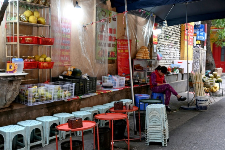 Des tabourets et des tables sur un trottoir à Hanoï le 5 décembre 2025 ( AFP / Nhac NGUYEN )