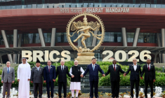 Photographie distribuée par l'agence d'Etat russe Sputnik montrant les dirigeants des pays membres des Brics posant pour la traditionelle photo de famille lors du 18e sommet des BRICS à New Delhi ( POOL / Alexander KAZAKOV )