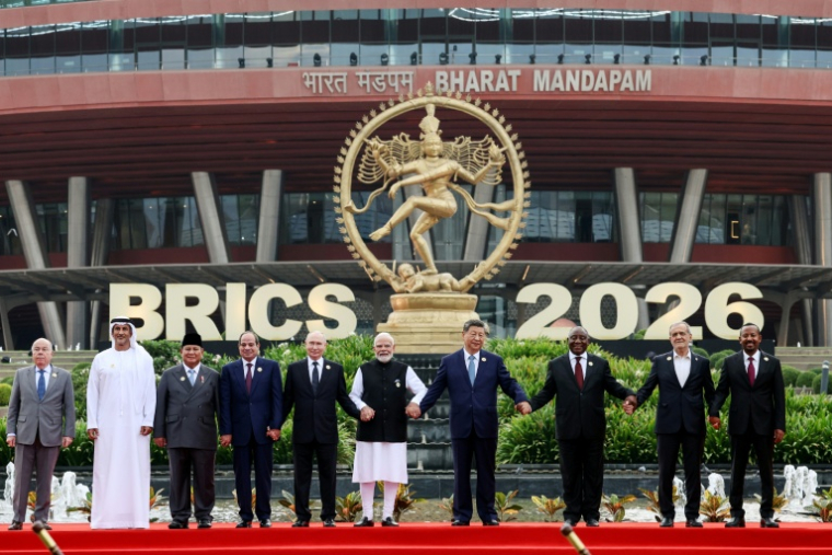 Photographie distribuée par l'agence d'Etat russe Sputnik montrant les dirigeants des pays membres des Brics posant pour la traditionelle photo de famille lors du 18e sommet des BRICS à New Delhi ( POOL / Alexander KAZAKOV )