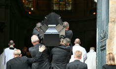 Le cercueil noir de Thierry Ardisson fait son entrée en l'église Saint-Roch à Paris le 17 juillet 2025 ( AFP / Bertrand GUAY )