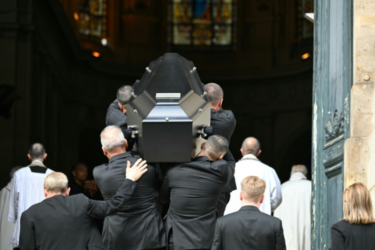 Le cercueil noir de Thierry Ardisson fait son entrée en l'église Saint-Roch à Paris le 17 juillet 2025 ( AFP / Bertrand GUAY )