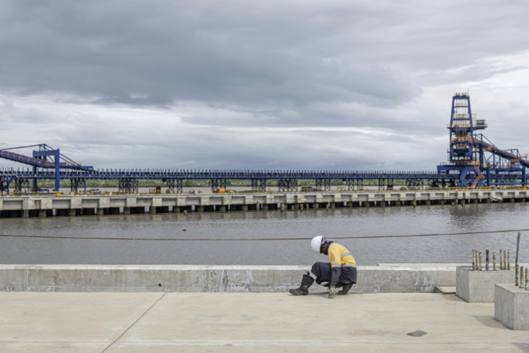 Un employé de Simfer sur des installations du port en eau profonde de Morébaya, dans la préfecture de Forécariah, le 4 septembre 2025 en Guinée ( AFP / PATRICK MEINHARDT )