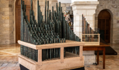 L'orgue le plus ancien de la chrétienté (g) à côté d'une autre réplique (d), lors de leur présentation au couvent Saint-Sauveur dans la Vieille ville de Jérusalem, le 9 septembre 2025 ( AFP / JOHN WESSELS )
