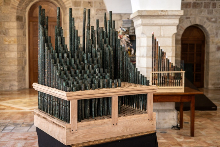 L'orgue le plus ancien de la chrétienté (g) à côté d'une autre réplique (d), lors de leur présentation au couvent Saint-Sauveur dans la Vieille ville de Jérusalem, le 9 septembre 2025 ( AFP / JOHN WESSELS )