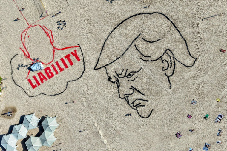 Le visage de Donald Trump dessiné sur une plage de Tel-Aviv, le 24 octobre 2025 ( AFP / Jack GUEZ )