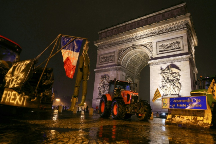 Des tracteurs sont garés devant l'Arc de Triomphe lors d'une manifestation d'agriculteurs, le 8 janvier 2026 à Paris  ( AFP / Thomas SAMSON )