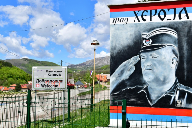 Une fresque murale de Ratko Mladic, l'ex-chef militaire des Serbes de Bosnie, à l'entrée de la ville de Kalinovik, le 22 mai 2021 en Bosnie-Herzégovine ( AFP / ELVIS BARUKCIC )