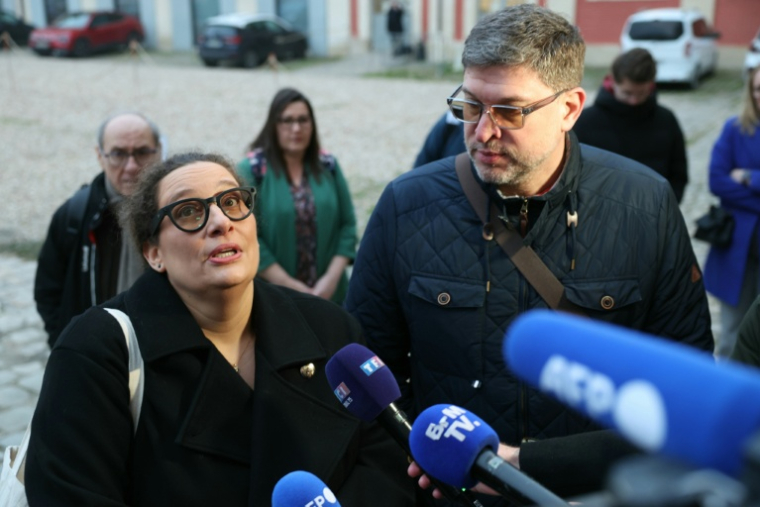 Les parents d'Evaëlle font une déclaration à la presse à leur arrivée au tribunal de Versailles, le 9 février 2026 pour le procès en appel pour harcèlement de l'enseignante de leur fille ( AFP / Alain JOCARD )