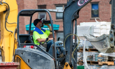 Un ouvrier boit de l'eau sur un chantier à Boston, dans le Massachusetts, le 1er juillet 2026, pendant une vague de chaleur aux Etats-Unis ( AFP / Joseph Prezioso )