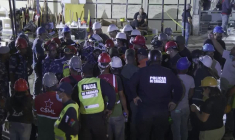 Une équipe de secours qatarie arrive dans une zone sinistrée de Caracas