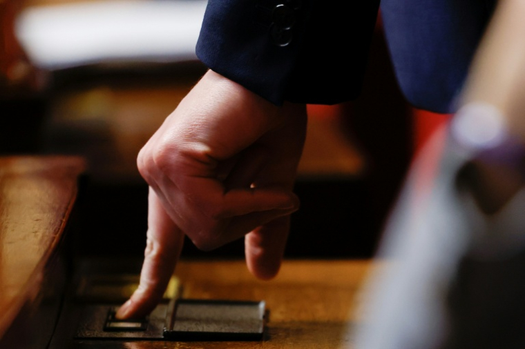 Un député prend part à un vote à l'Assemblée nationale, à Paris, le 5 décembre 2025 ( AFP / Ian LANGSDON )