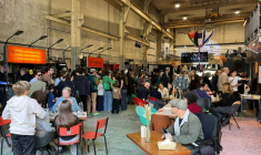 Des clients du restaurant "Sababa, le goût de la paix" à l'ouverture de l'établissement à Paris le 11 octobre 2025 ( AFP / Antoine BOYER )