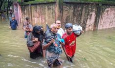 Des habitants avancent dans les eaux après de fortes pluies de mousson à Chattogram, au Bangladesh, qui ont déjà tué au moins 50 personnes  en une semaine, le 12 juillet 2026 ( AFP / Rabin Chowdhury )