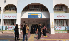 Des personnes viennent voter dans un bureau de vote à Rahat, en Israël, le 27 octobre 2026 ( AFP / HAZEM BADER )