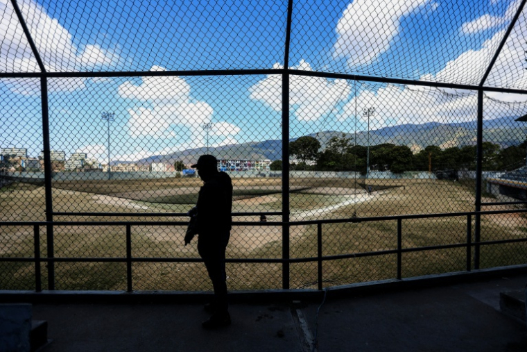 un membre des colectivos, groupes paramilitaires vénézuéliens qui contrôlent les rues, le 7 janvier 2026 à Caracas ( AFP / Pedro MATTEY )