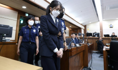 L'ancienne première dame de Corée du Sud, Kim Keon Hee (C), arrive pour sa première audience dans le cadre d'un procès pour corruption au tribunal central de district de Séoul, le 24 septembre 2025 ( POOL / Chung Sung-Jun )