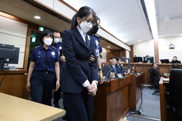 L'ancienne première dame de Corée du Sud, Kim Keon Hee (C), arrive pour sa première audience dans le cadre d'un procès pour corruption au tribunal central de district de Séoul, le 24 septembre 2025 ( POOL / Chung Sung-Jun )