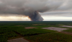 Une photo aérienne depuis Arès montre la fumée d'un incendie à Saumos (Gironde), le 22 juillet 2026 ( AFP / ROMAIN PERROCHEAU )