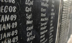 Un mur portant les noms des militaires britanniques morts en Afghanistan depuis 2001 au cimetière britannique de Kaboul, le 22 octobre 2010 ( AFP / SHAH MARAI )