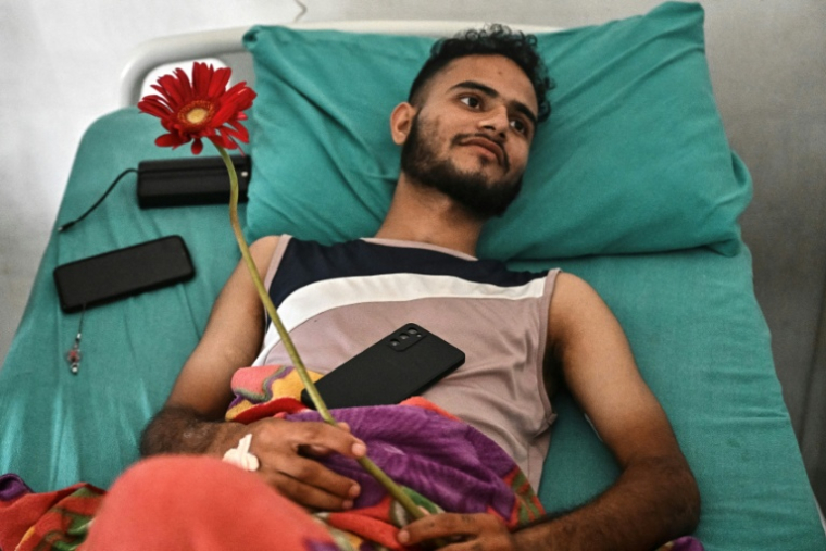L'étudiant Aditya Rawal, blessé par balles par la police lors des manifestations contre le blocage des réseaux sociaux et la corruption au Népal, couché sur son lit à l'hôpital public de Katmandou, le 14 septembre 2025 ( AFP / Pedro PARDO )