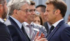 Le président français Emmanuel Macron et Thierry Breton au Salon international de l'aéronautique