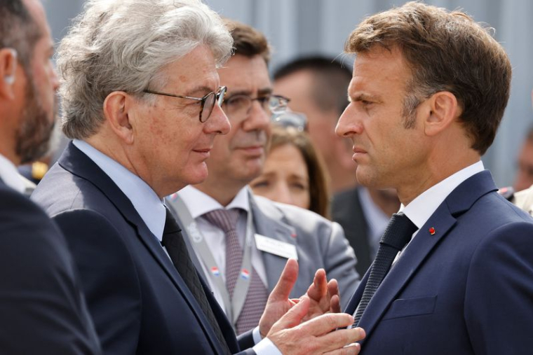 Le président français Emmanuel Macron et Thierry Breton au Salon international de l'aéronautique