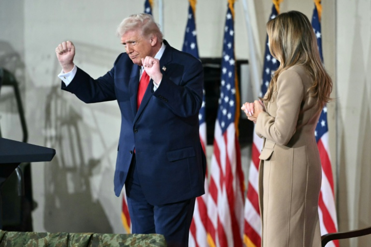US President Donald Trump dances alongside First Lady Melania Le président américain Donald Trump danse aux côtés de la Première dame Melania Trump après avoir prononcé un discours devant les militaires et leurs familles à Fort Bragg, en Caroline du Nord, le 13 février 2020 ( AFP / Mandel NGAN )
