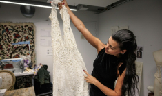 La créatrice, directrice artistique et styliste espagnole Maria Bernad, fondatrice de l'atelier Les Fleurs Studio, travaille sur une pièce réalisée à partir de dentelles anciennes, le 5 mai 2026 à Paris ( AFP / SIMON WOHLFAHRT )