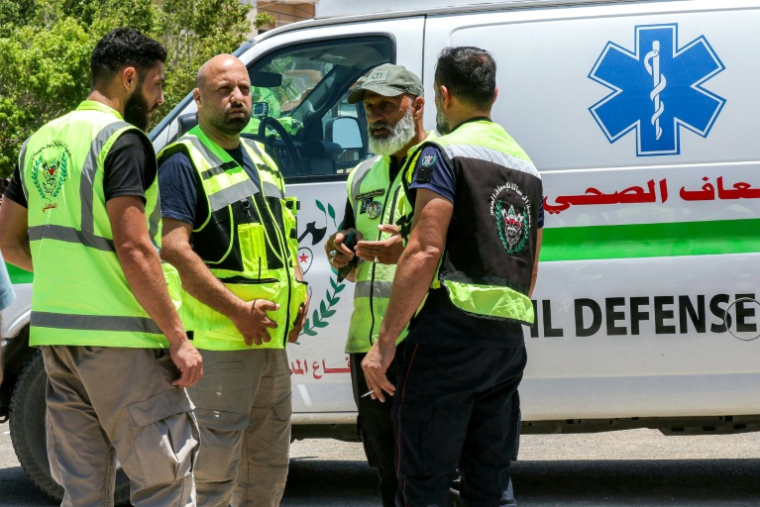 Ali Hariri, (troisième à gauche), responsable d'un groupe de secouristes affiliés au mouvement Amal, devant une ambulance le 16 juin 2026 à Deïr Qanoun en Nahr au Liban. ( AFP / MAHMOUD ZAYYAT )