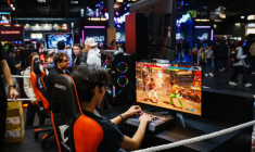 Un visiteur joue au jeu vidéo "Street Fighter 6" de l'éditeur Capcom lors de la Paris Games Week le 23 octobre 2024 à Paris  ( AFP / Dimitar DILKOFF )