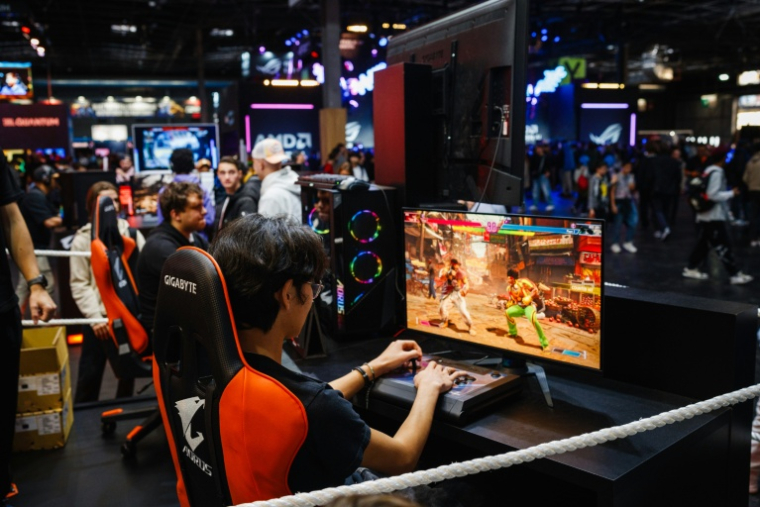 Un visiteur joue au jeu vidéo "Street Fighter 6" de l'éditeur Capcom lors de la Paris Games Week le 23 octobre 2024 à Paris  ( AFP / Dimitar DILKOFF )