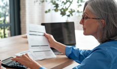 La récente réforme du cumul emploi-retraite permet désormais d’acquérir de nouveaux droits à la retraite en autorisant ainsi la reprise d’une activité après avoir fait valoir ses droits à la retraite. ( crédit photo : Shutterstock )