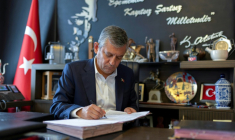 M. Özel en train de signer sa démission du CHP et les documents pour fonder son nouveau mouvement. ( OZGUR OZEL PRESS OFFICE / Handout )