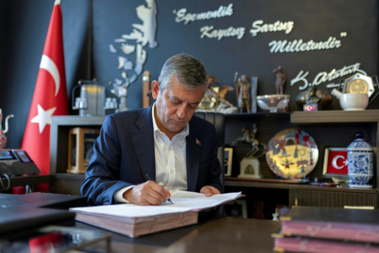 M. Özel en train de signer sa démission du CHP et les documents pour fonder son nouveau mouvement. ( OZGUR OZEL PRESS OFFICE / Handout )