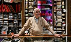 Le tailleur Raniero Mancinelli dans son magasin de Borgo Pio, un quartier proche du Vatican, le 19 novembre 2024 ( AFP / Tiziana FABI )