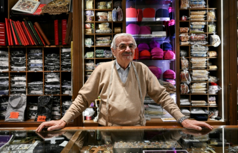 Le tailleur Raniero Mancinelli dans son magasin de Borgo Pio, un quartier proche du Vatican, le 19 novembre 2024 ( AFP / Tiziana FABI )