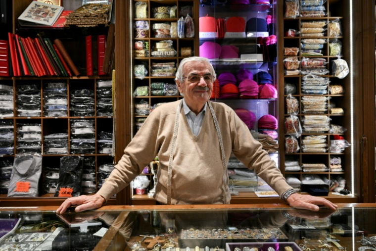 Le tailleur Raniero Mancinelli dans son magasin de Borgo Pio, un quartier proche du Vatican, le 19 novembre 2024 ( AFP / Tiziana FABI )