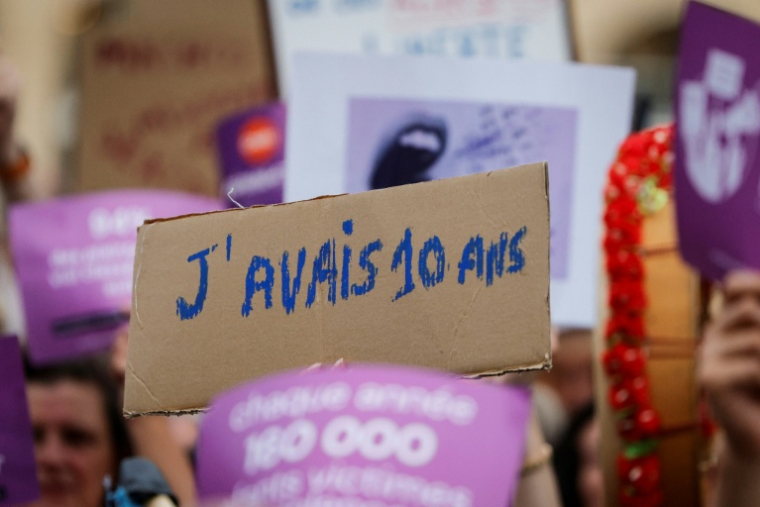 Manifestation contre les violences sexuelles devant le ministère de la Justice, place Vendôme, alors qu'une commission spéciale de l'Assemblée nationale examine un projet de loi visant à protéger les femmes et les enfants, le 7 septembre 2026 à Paris ( AFP / GEOFFROY VAN DER HASSELT )